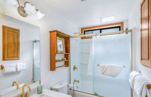 4BR waterfront home with beach access and views - Foto 37