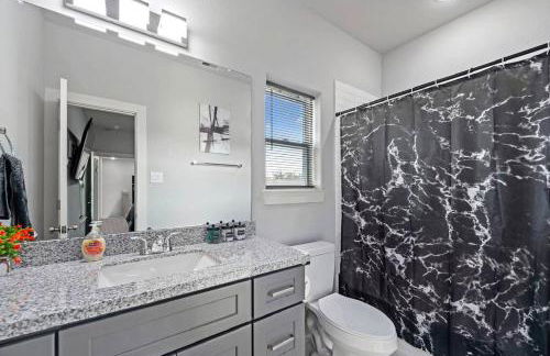 Spacious Modern Townhome w Indoor Court, King Beds & Huge TVs! - Foto 14