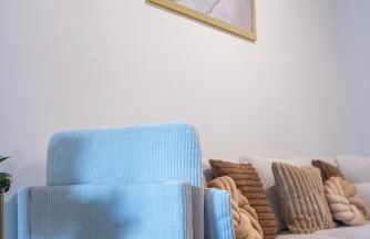 Cozy 1BR with Private Balcony, Gym, Pool & Workspace - Foto 6