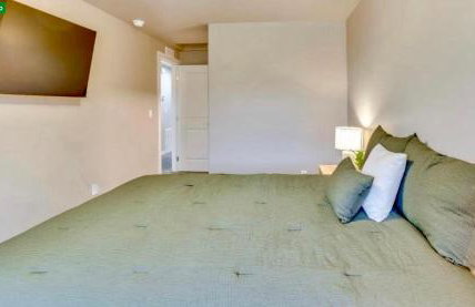 North End blue -Hot Tub - Fire Pit - Downtown -4BR - Photo 49