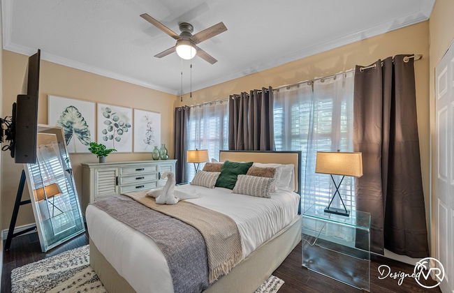 8BR Villa with Heated Pool Near Beach - Foto 33