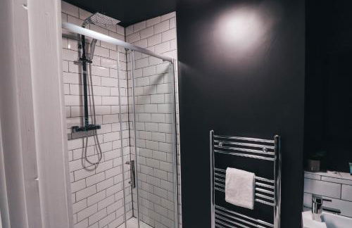 Hamilton House by Solace Stays - Photo 15