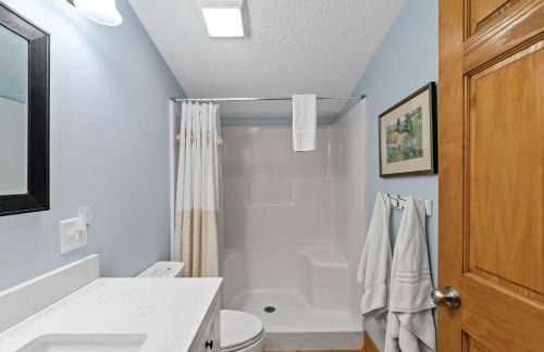 Impressive Dual Woods and Lake Homes That Sleep 32 - Foto 35