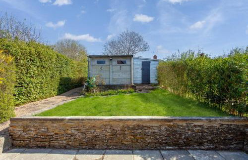 Charming Detached Bungalow - Close to Town Centre - Driveway Parking, Self-Check-In, Fast WiFi and Garden by Yoko Property - Photo 20