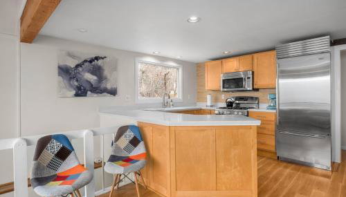 Gorgeous Beach! Lakefront with large Wooden Deck - Foto 3