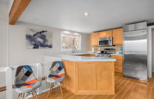 Gorgeous Beach! Lakefront with large Wooden Deck - Foto 3