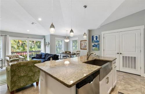 AMI/Holmes Beach - 3/2 Home - Private Heated Pool and Yard - walk to beach - Photo 6