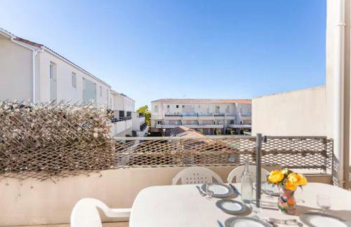 LE BLEU CAMARGUE - T3 EN DUPLEX CLASSÉ 3 ETOILES - CLIM - ARRIVÉE AUTONOME - Piscine privative à la résidence - Parking Gratuit - Wifi FIBRE - Animaux acceptés - Idéale Famille couple télétravail - Foto 5