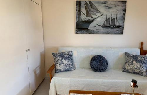 Benalbeach Beauty- Sunny studio with ocean views, balcony, and windows in every room - Foto 11