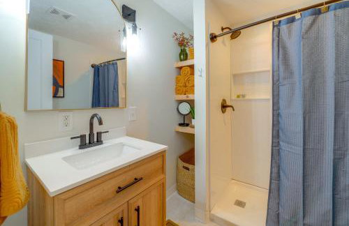 Walk to Dtwn Fayetteville Family Home with Fire Pit - Foto 13