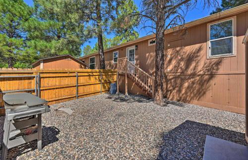 Near Hiking Munds Park Cabin with Deck and Yard - Foto 24