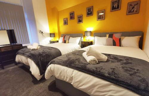 Spacious & comfy 4 bed house, 6 Beds, Free Private Parking & Wifi - Foto 39