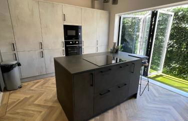 Stunning Town Center Cottage with hot tub - Foto 8