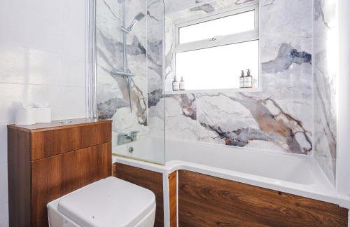 The Lyme Lounge - Contemporary & Stylish 3BR Home - Sleeps 7 with Parking & Wi-Fi - Perfect For Business or Work Stays - By Parydise Properties - Foto 33