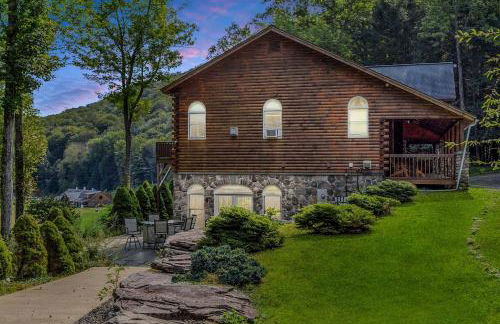 Spacious Villa Rental with a Pool for a Large Group near Catskill Mountains, New York - Photo 60