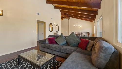 Bare Necessities - Comes with a hot tub and a pool table - Foto 3