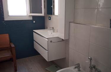 Grand F2 60mq centre Antibes, proche plages, commerces, 2 balcons, parking, train, bus, deco vintage, pet friendly - Foto 40