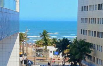 Apto Com Sacada e Ar Condicionado a 2 minutos da Praia - Foto 2