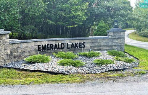 WOW!! Ultimate Pocono Retreat, Hot Tub, Game Room, Deck, Lakes, Skiing, Pools - Foto 39