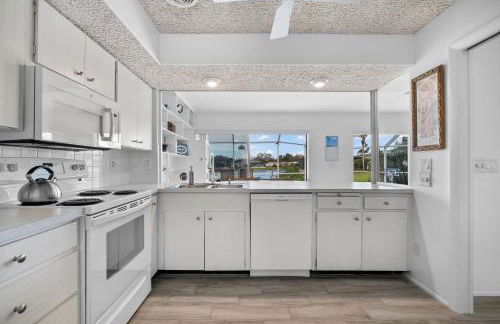 Venice Lakefront Pool Home - Photo 13