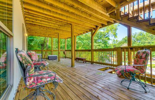 Lakefront Retreat with Multi-Level Deck and Dock! - Foto 22