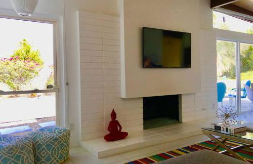 Live the Mid Mod Life at Mariposa Palms - Foto 18