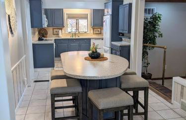 Walk to K-State, Sleeps 12, Pool Table, Hot Tub - Foto 15