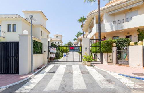 STYLISH TOWNHOUSE IN BEACHFRONT COMPLEX - Photo 23