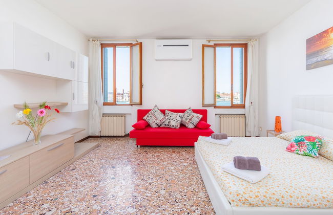 Lovely Canal View - Photo 2