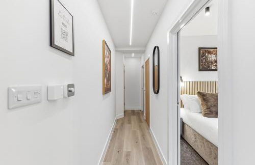 Stylish Home - Pool table, Virgin TV, Fast Wifi, Garden and Self-Check-In by Yoko Property - Photo 7