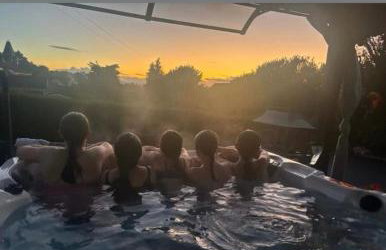 Sunset Retreat Cabin, Private Hot Tub with Mini Cinema Projector & Garden views - Foto 43