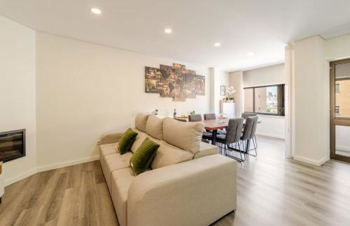 Spacious & Stylish Flat with Garage by HostWise - Foto 25