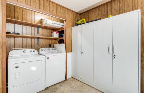 Walk to Main St Hendersonville Chic Home with Yard - Foto 20