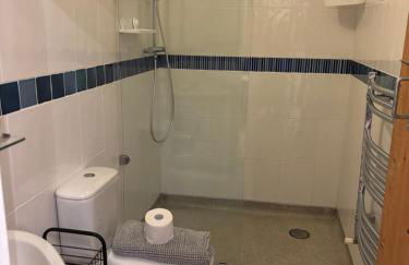 Tenby Victorian Villa with parking, pets allowed - Photo 28