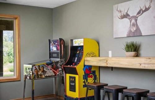 Iron Mountain - Spacious Secluded Lodge with Hot Tub & Game Room - Photo 59