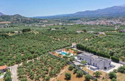 Nostra Terra Villa, 2-acre Secluded Nature Escape with Heated Pool, By ThinkVilla - Foto 3