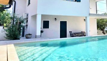Mare`s Private House 1st floor with Pool - Foto 2, sunbed