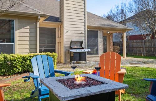 NEW! Stylish Home Arcade & Fireplace Sleeps 10 - Foto 30