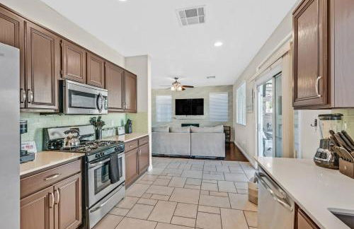 Stunning 4BR Getaway w Pool, Hot Tub, & Firepit - Foto 8