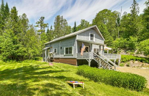 1 Mi to Rangeley Lake Cabin with Wraparound Deck! - Foto 1