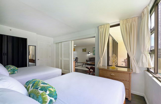 Partial Ocean View Condo with 2 Beds and Parking - Foto 71