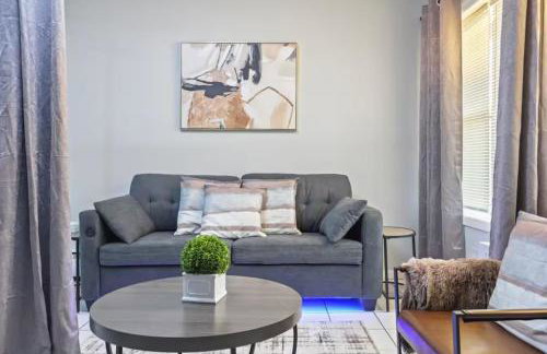 Convenient Mid and Extended Stay Near Airport - Foto 34