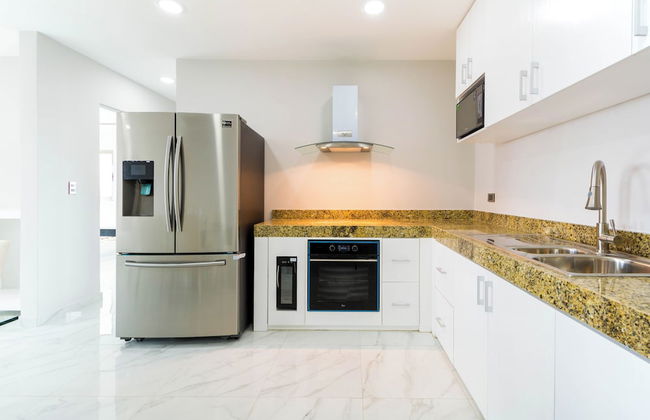 Palmarena Rooms and Residences - Long Stay Comfort with Parking, Sauna, Gym and Pool (Steps from 5th Avenue) - Foto 15