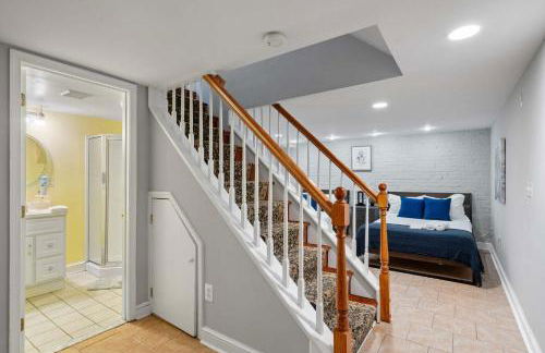 Charming Townhouse Retreat by CozySuites - Foto 10