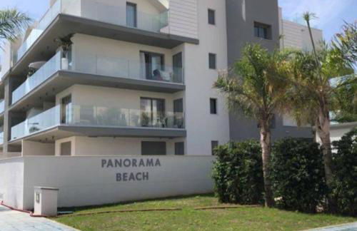 Apartamento en primera línea de playa, con piscina y garaje en Torrox Costa - Photo 3