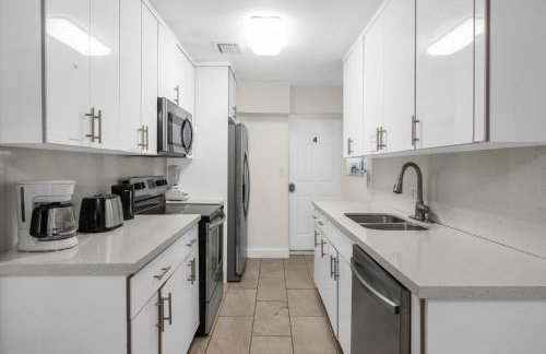 Artful Home Near Design District - Photo 3