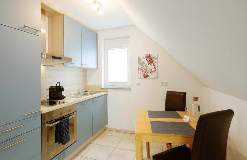 7SCHWABEN - 7 vollausgestattete Wohnungen unter einem Dach mitten in Bad Urach - Küche - Bad - WLAN - Waschmaschine - kostenloses Parken - E-Bike-Garage mit Ladestation - Altstadt, Bus, Bahn, E-Ladestation unter 5 Min - barrierefrei - rollstuhlgerecht - Foto 39