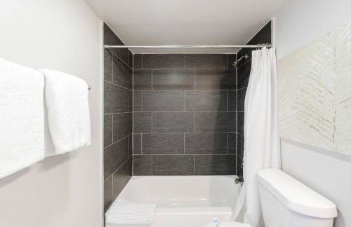 Across from Beach | Balcony • Pool • Parking • 2BR - Foto 38