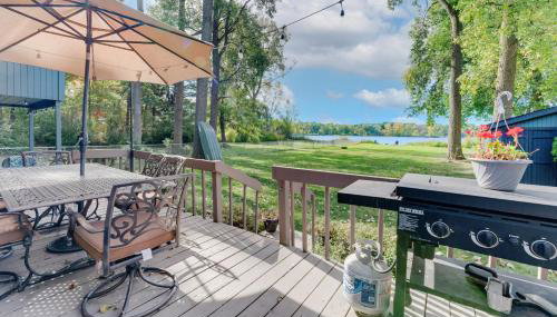 Lakefront Retreat with Views and Decks and Fire Pit - Foto 3