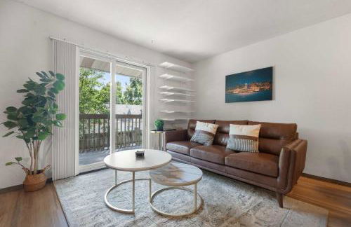 Workspace with Desk & Walkable to hospital & campus - Photo 6